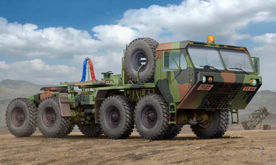 01021  техника и вооружение  HEMTT M983 Tractor  (1:35)