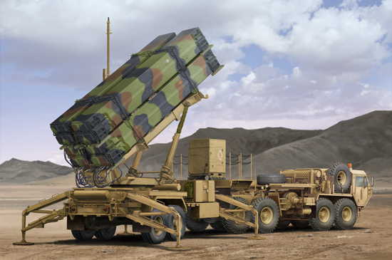 01037  техника и вооружение  ЗРК  M983 HEMTT & M901 Launching Station of MIM-104F Patriot  (1:35)