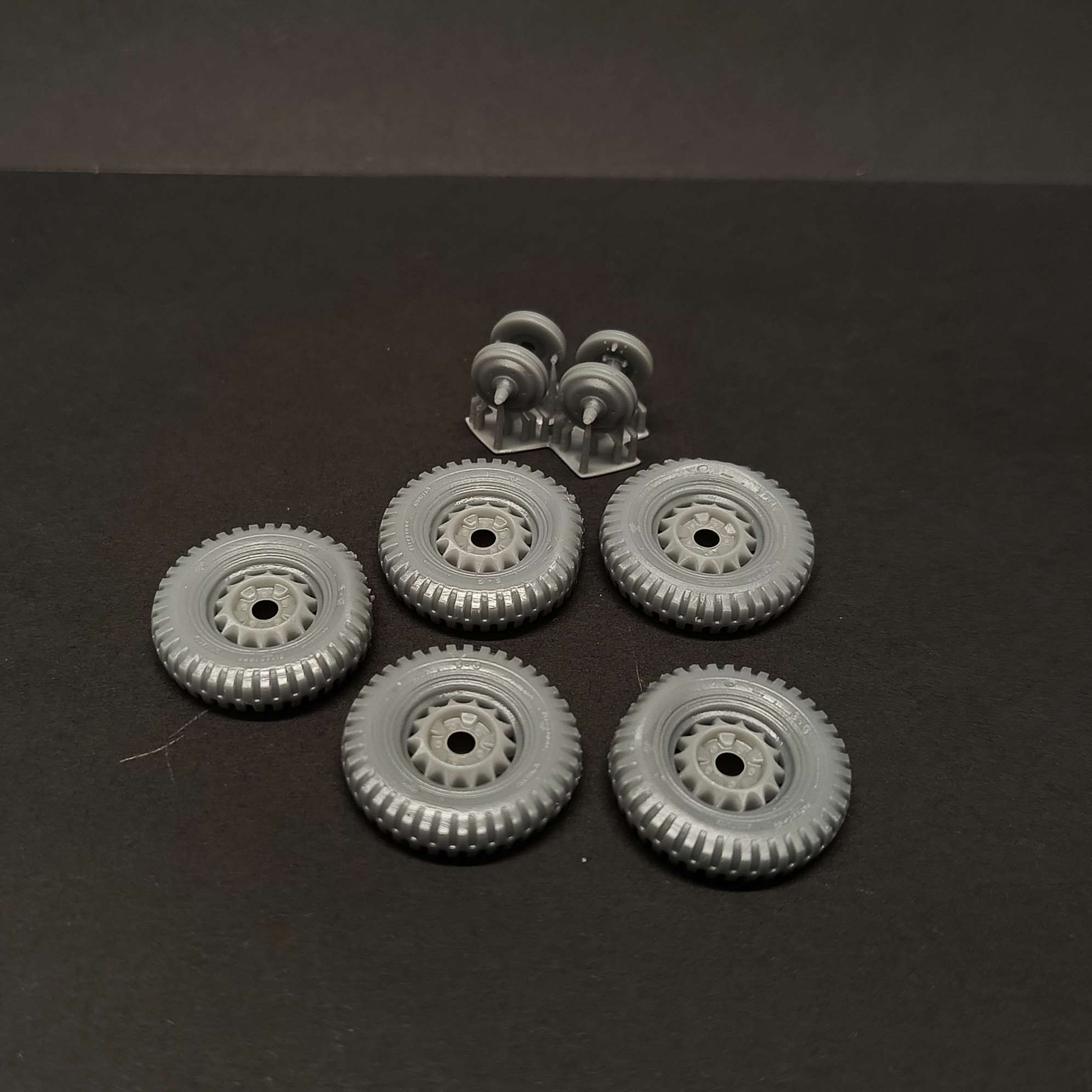 DMS-35237  дополнения из смолы  Колёса Firestone для Ба-64, Г@З-64 (67) с просадкой  (1:35)