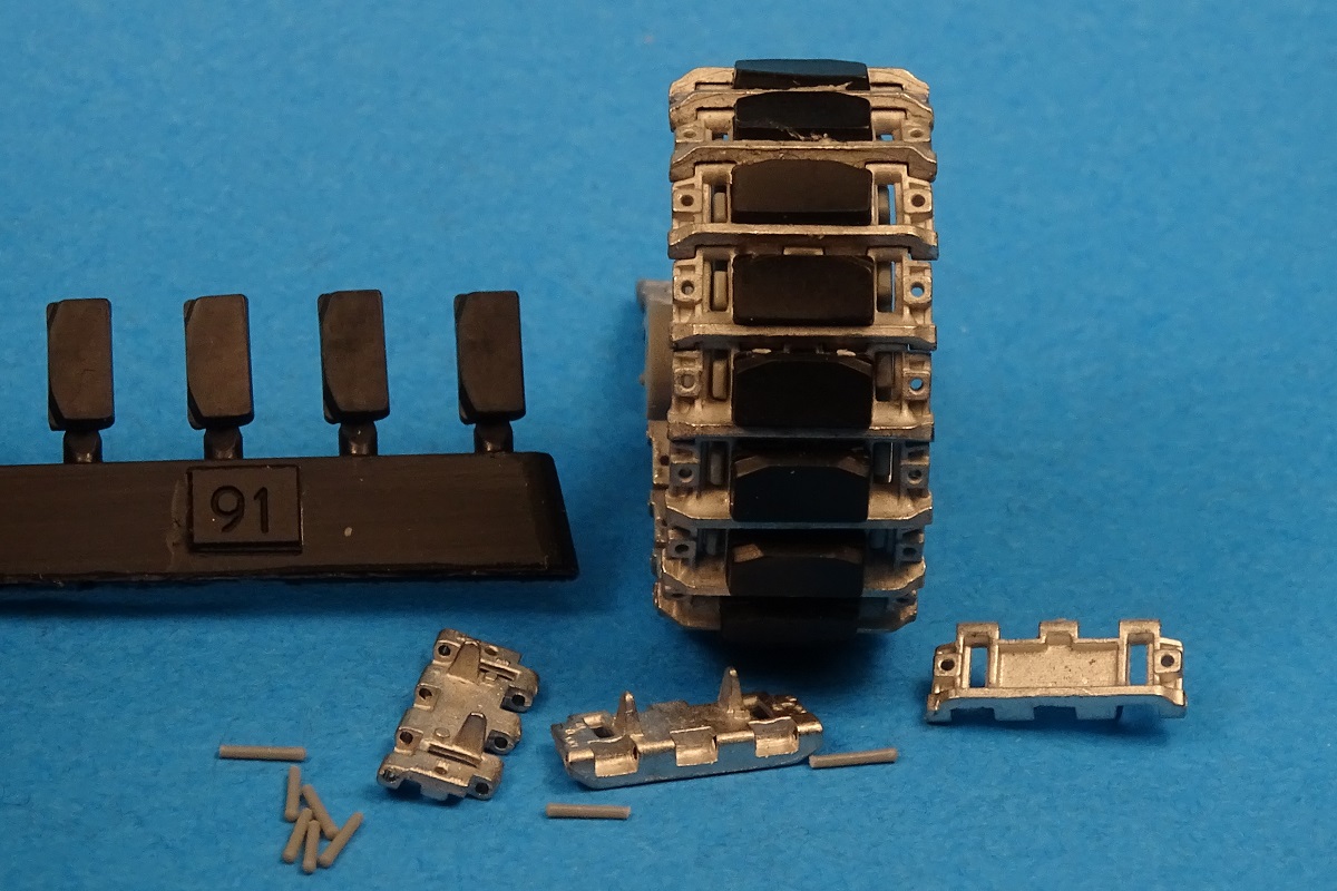 MTL-35091  траки наборные  AMX-13 новые подушки  (1:35)